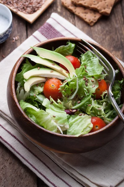 Salade met sla, tomaten, lijnzaad en avocado — Stockfoto