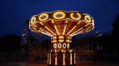 Gece parkta Carosel