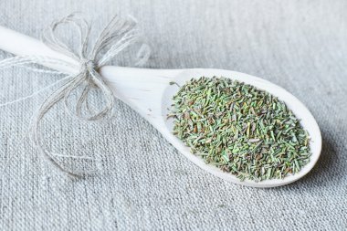 Rosemary bir tahta kaşık içinde