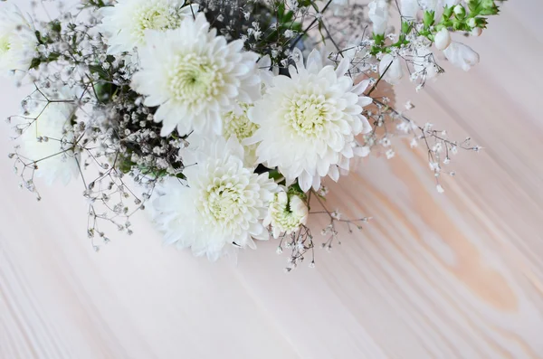 Flores brancas do crisântemo com gypsophil — Fotografia de Stock