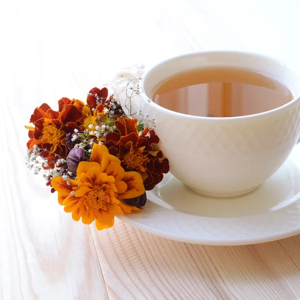 Egy csésze tea őszi virágok csokor — Stock Fotó