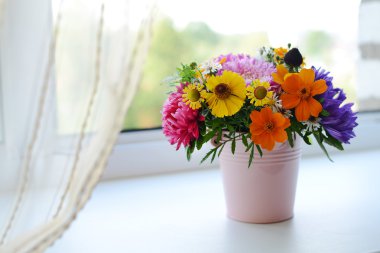 Çok renkli bir buket çiçek.