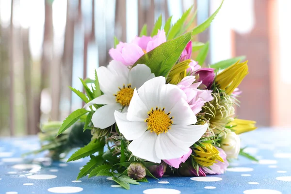 Pequeno buquê de flores — Fotografia de Stock