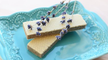 gofret Eflatun bir plaka üzerinde