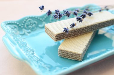 gofret Eflatun bir plaka üzerinde