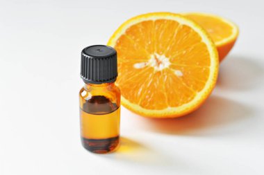 Bir şişe portakal yağı. Aromaterapi tedavisi. Doğal tıp konsepti.