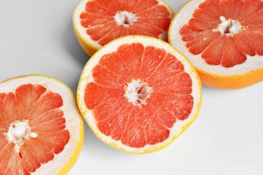 Beyaz arkaplanda taze kırmızı greyfurtlar