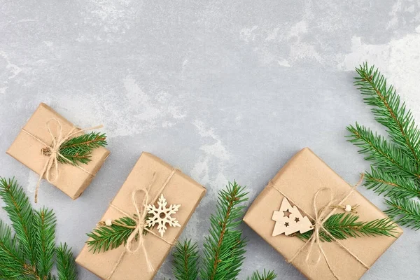 Kerstcompositie met geschenkdozen en dennenboomtakken — Stockfoto
