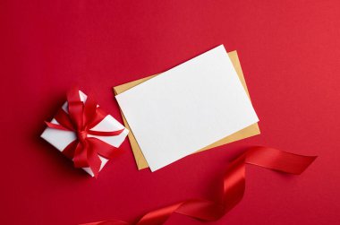 Kırmızı arkaplanda hediye kutusu olan tebrik kartı modeli
