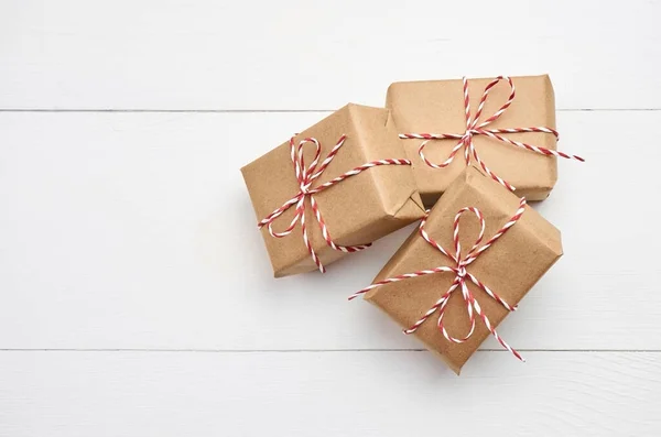 白色木制背景的圣诞礼品盒 — 图库照片