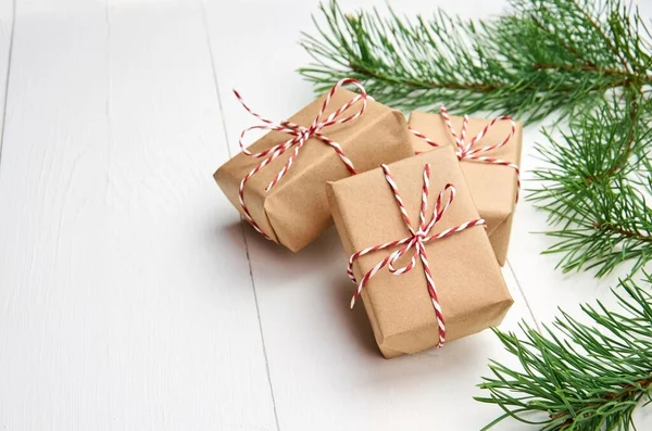 Cajas Regalo Navidad Con Ramas Pino Sobre Fondo Madera Blanca — Foto de Stock