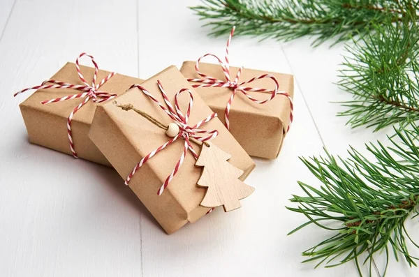 Cajas Regalo Navidad Con Ramas Pino Sobre Fondo Madera Blanca — Foto de Stock