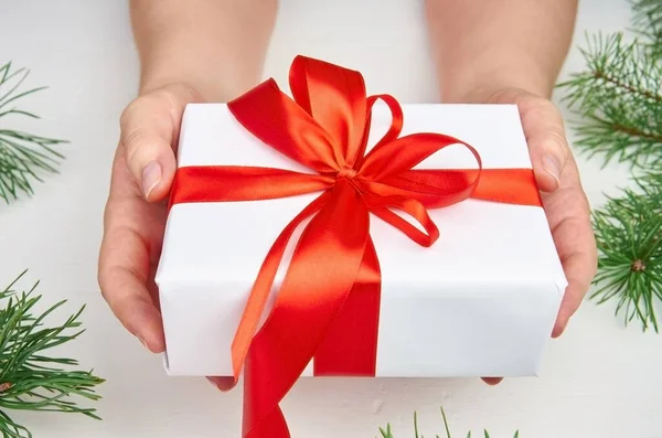 Vrouwelijke Handen Houden Grote Kerst Geschenkdoos Met Rood Lint Witte — Stockfoto