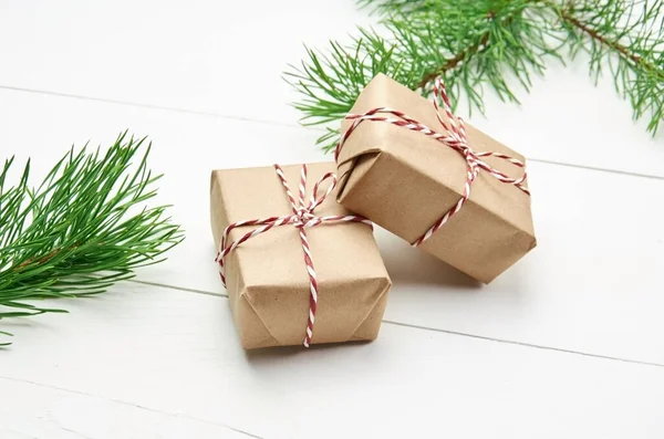 Kerst Geschenkdozen Witte Houten Achtergrond Met Dennenbomen Takken — Stockfoto