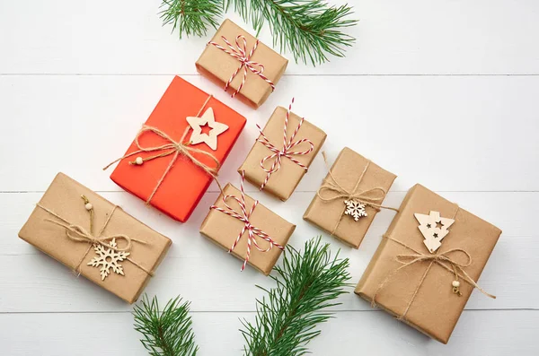 Kerstcadeaudozen Met Dennenboomtakken Decoraties Witte Houten Ondergrond — Stockfoto