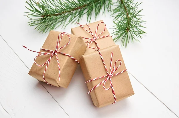 Cajas Regalo Navidad Con Rama Pino Sobre Fondo Madera Blanca — Foto de Stock