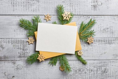 Noel modeli, zarflı boş tebrik kartı, ahşap süslemeli köknar ağacı dalları