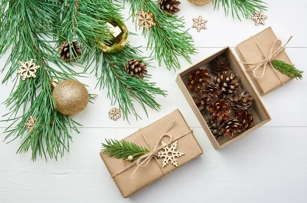 Kerstgeschenken Met Kegels Versierde Dennenbomen Takken Wit — Stockfoto
