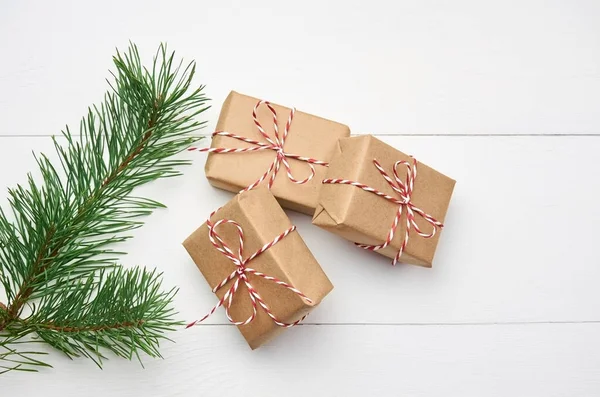 Kerstcadeaudozen Met Dennenboom Tak Witte Houten Achtergrond Bovenaanzicht — Stockfoto