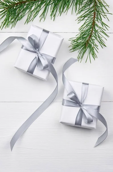 Caixas Presente Natal Com Galhos Pinheiros Fundo Madeira Branca — Fotografia de Stock
