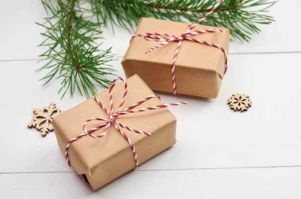 Kerstcadeaudozen Met Dennenboomtakken Decoraties Witte Houten Ondergrond — Stockfoto