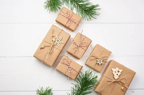 Kerstcadeaudozen Met Dennenboomtakken Decoraties Witte Houten Ondergrond — Stockfoto