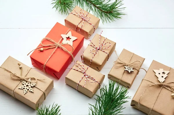 Kerstcadeaudozen Met Dennenboomtakken Decoraties Witte Houten Ondergrond — Stockfoto