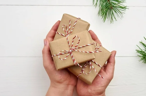 Mani Femminili Che Tengono Scatole Regalo Natale Sfondo Bianco Legno — Foto Stock