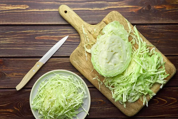 Distrutto Fresco Cavolo Insalata Piatto Laici Sfondo Tavolo Cucina Legno — Foto Stock