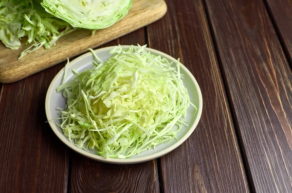 Salada Repolho Verde Fresca Picada Placa Cerâmica Fundo Mesa Madeira — Fotografia de Stock