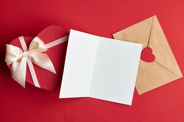 情人节贺卡造型 内附红纸背景的信封和心仪盒 顶视图 复制空间 — 图库照片