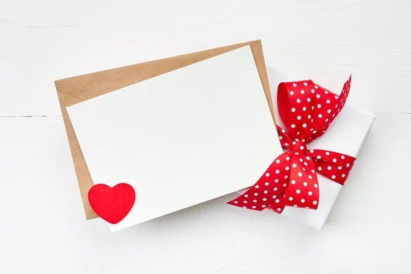 Tarjeta Felicitación San Valentín Maqueta Caja Regalo Con Cinta Roja — Foto de Stock