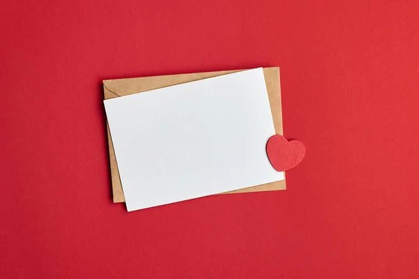 Tarjeta San Valentín Maqueta Con Sobre Pequeño Corazón Sobre Fondo — Foto de Stock