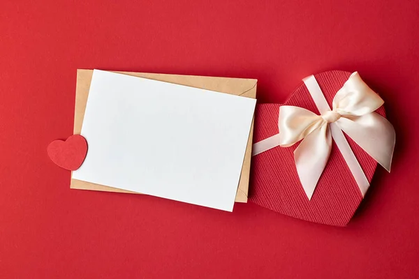 Tarjeta San Valentín Maqueta Con Sobre Caja Regalo Corazón Sobre — Foto de Stock