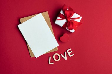 Sevgililer günü kartı modeli. Zarflı ve kırmızı kağıtta kalbi olan hediye kutusu.