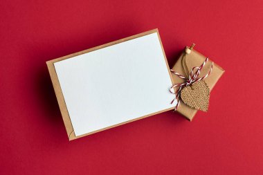 Sevgililer günü kartı modeli. Zarflı ve kırmızı kağıtta kalbi olan hediye kutusu.