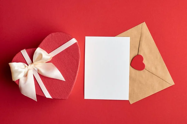 情人节贺卡造型 内附红纸背景的信封和心仪盒 顶视图 复制空间 — 图库照片