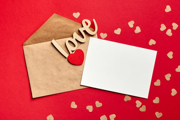 Tarjeta San Valentín Maqueta Con Sobre Corazones Pequeños Sobre Fondo — Foto de Stock