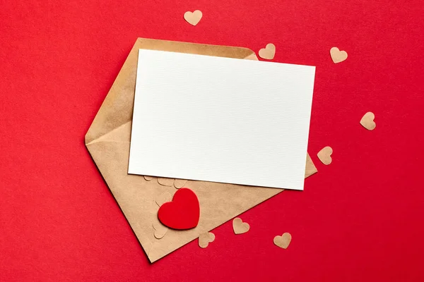 Tarjeta San Valentín Maqueta Con Sobres Pequeños Corazones Papel Sobre — Foto de Stock