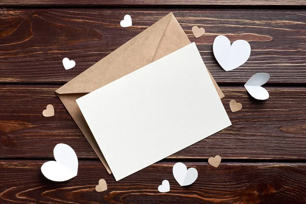 Valentines Den Karta Kopií Prostoru Papírových Srdcí Tmavém Dřevěném Pozadí — Stock fotografie