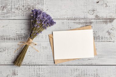 Davetiye kartı, ahşap arka planda lavanta çiçeği buketi.