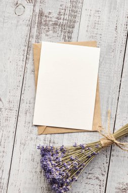 Ahşap arka planda kuru lavanta çiçekleri olan tebrik kartı modeli