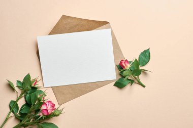 Kağıt üzerinde taze gül buketi olan tebrik kartı modeli.