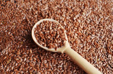 Ahşap kaşıkta pişmemiş çiğ keten tohumları..