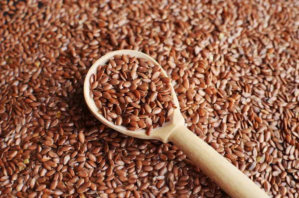 Ahşap kaşıkta pişmemiş çiğ keten tohumları..