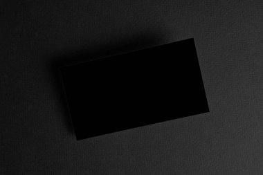 Siyah kağıt arka planında siyah kartvizit modeli