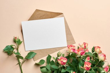 Kağıt üzerinde taze gül buketi olan tebrik kartı modeli.