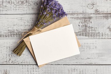 Kopya alanı ve eski ahşap arka planda kuru lavanta çiçekleri olan tebrik kartı