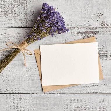 Ahşap arka planda lavanta çiçekleri olan tebrik kartı modeli