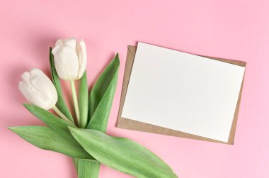 Fotokopi alanı ve pembe kağıtta beyaz lale çiçekleri olan tebrik kartı